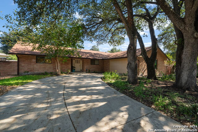 300 Towne Vue, Castle Hills