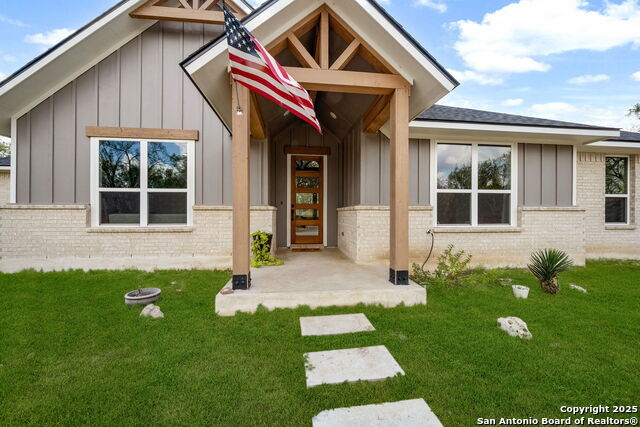 558 County Road 7713, Devine