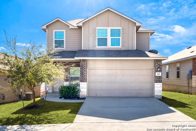 109 Hogans Alley, Floresville