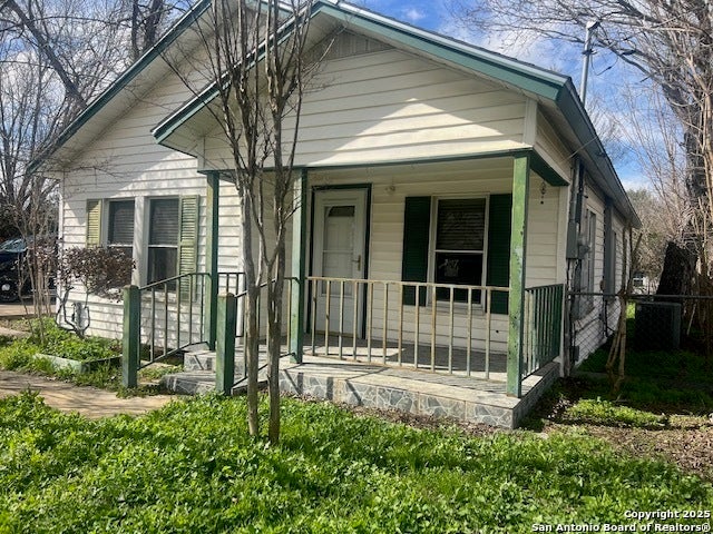 1117 Standish, Floresville