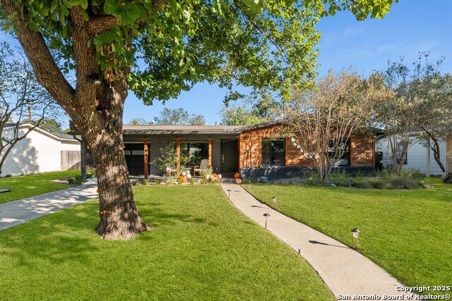 623 E Nottingham Dr, San Antonio