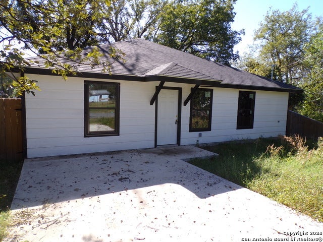 705 W Cargile, Uvalde