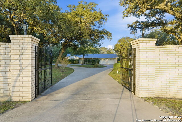 348 County Road 381, San Antonio