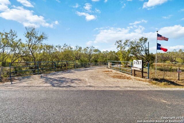 3137 County Road 5710, Devine