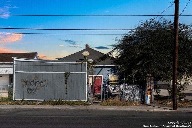 2925 W Commerce St, San Antonio