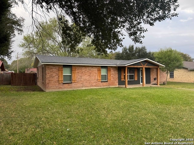 121 Larkspur, Uvalde