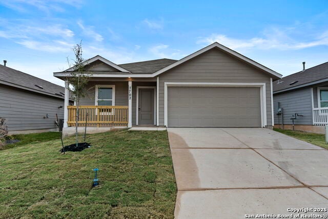 7702 Nessie Trails, Floresville