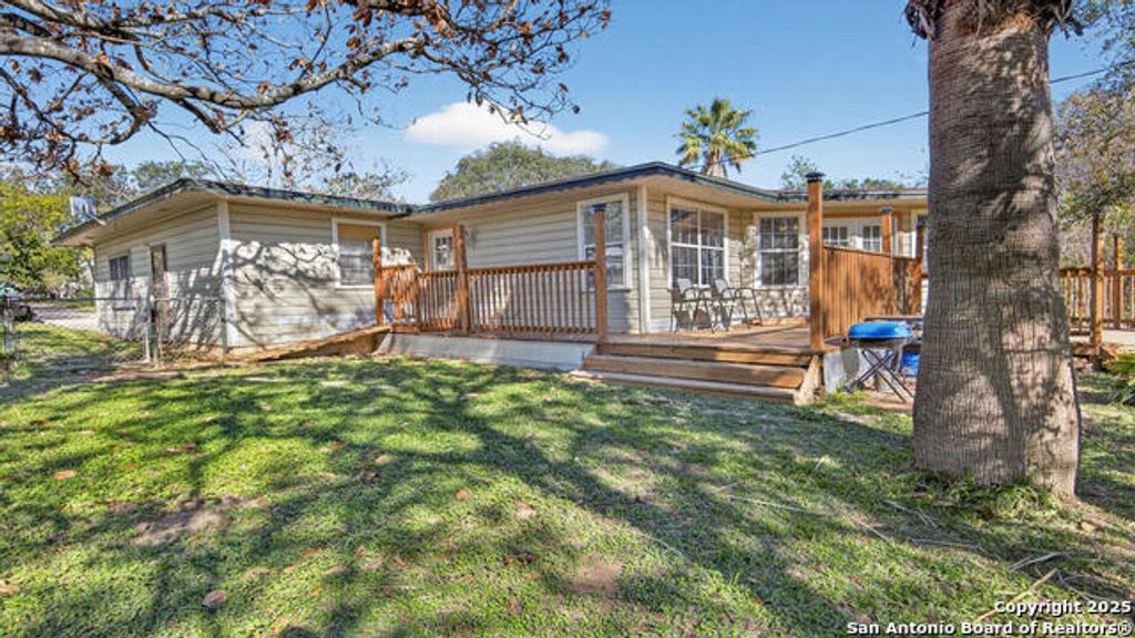 1508 E St, Floresville
