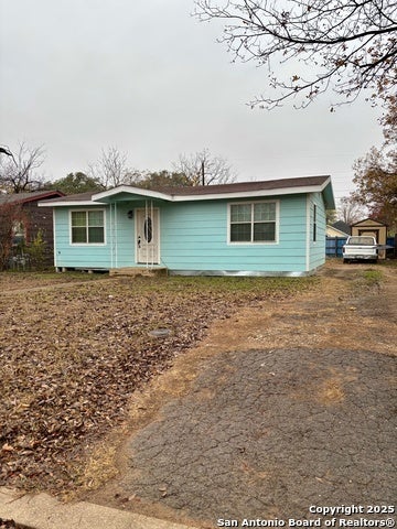 411 Old Carrizo, Uvalde