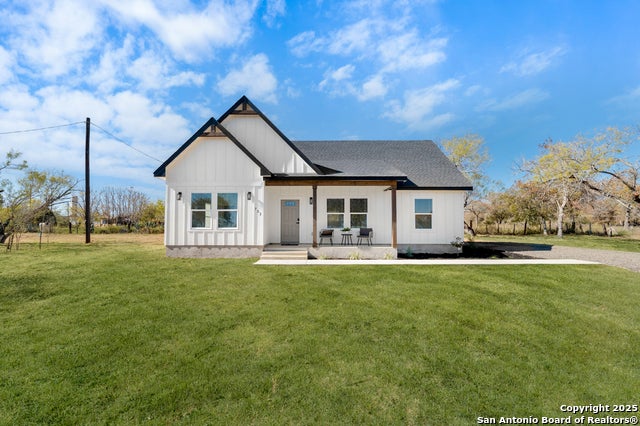 732 County Road 6846, Lytle