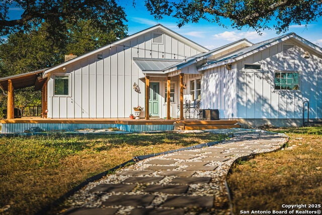 10700 Fm 32, Fischer