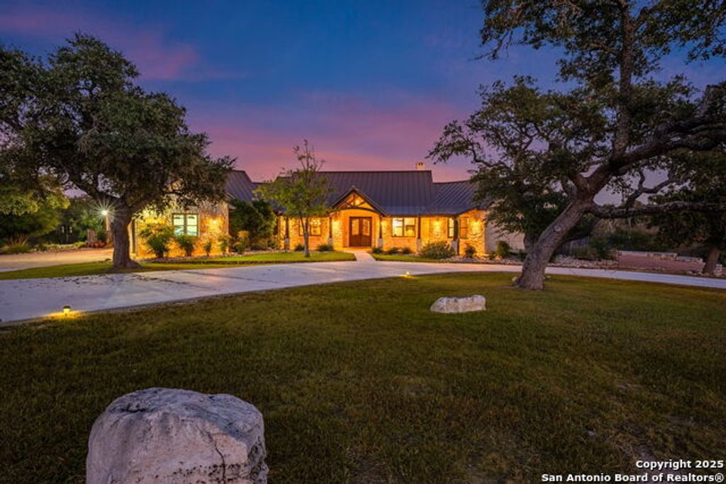 131 N Bootlegger Ln, Kerrville