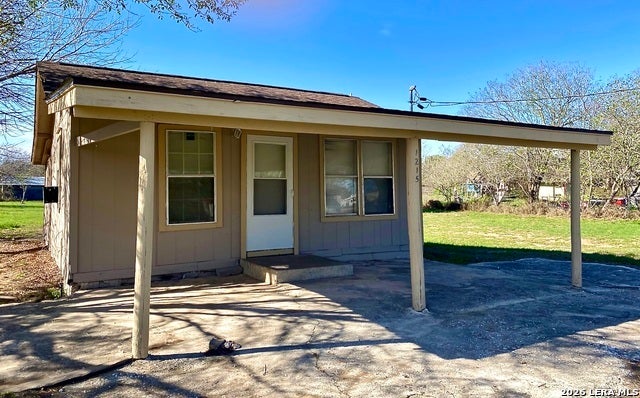 1215 Plum, Floresville