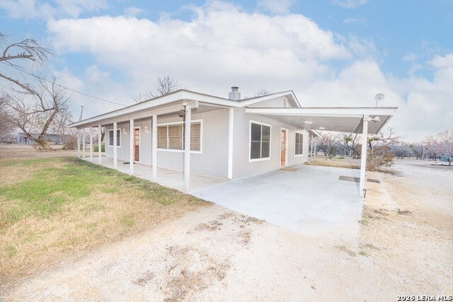 390 W County Road 5719, Devine