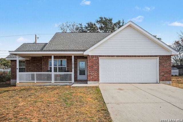 1015 Verbena, Floresville