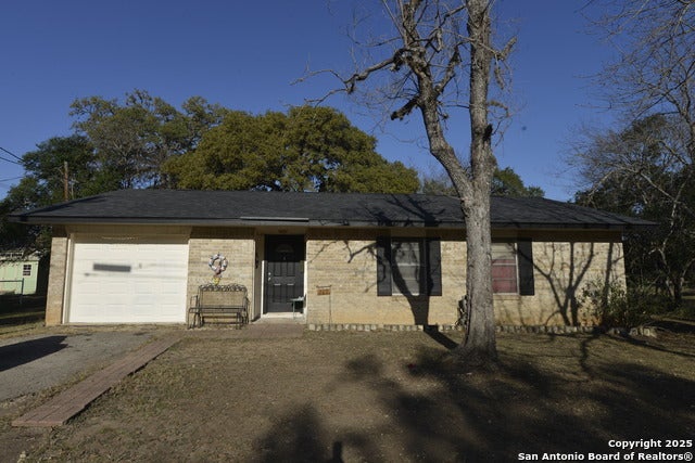 207 Hackberry, Bandera