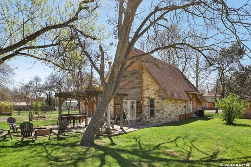 122 Nueces, Seguin