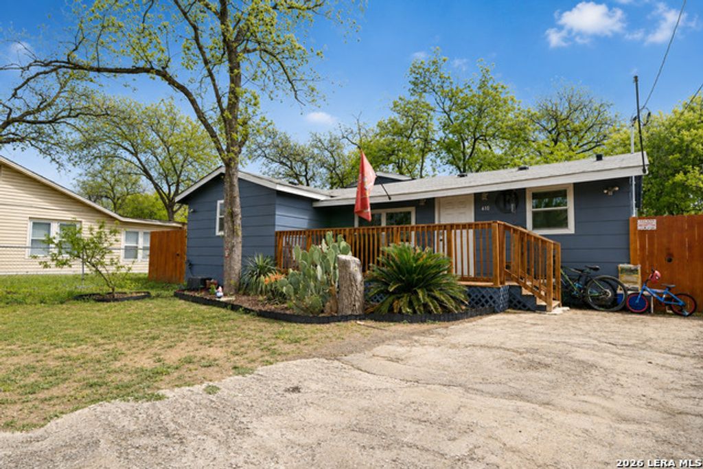 410 N Crisp, Uvalde