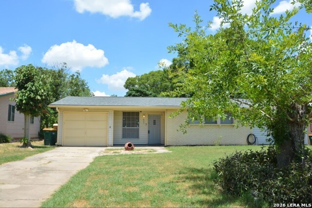 823 Highgate, Universal City