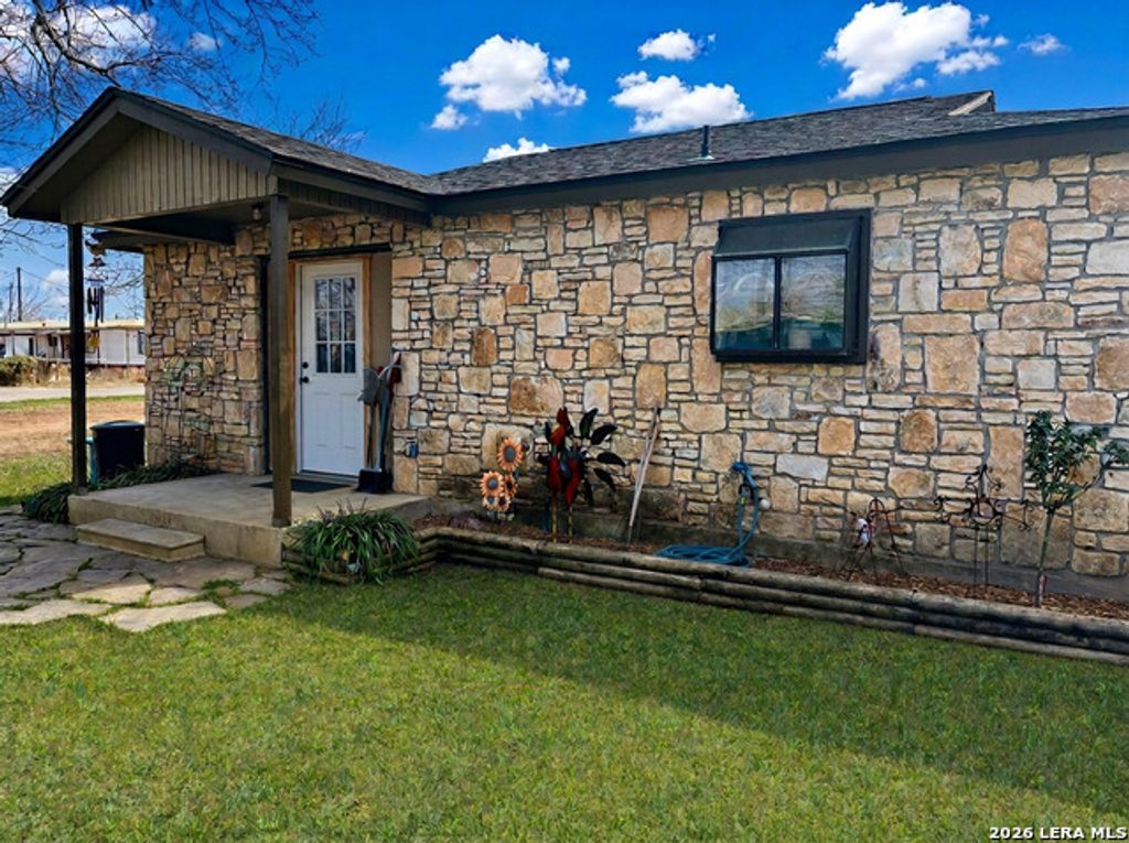 1314 Commerce, Jourdanton