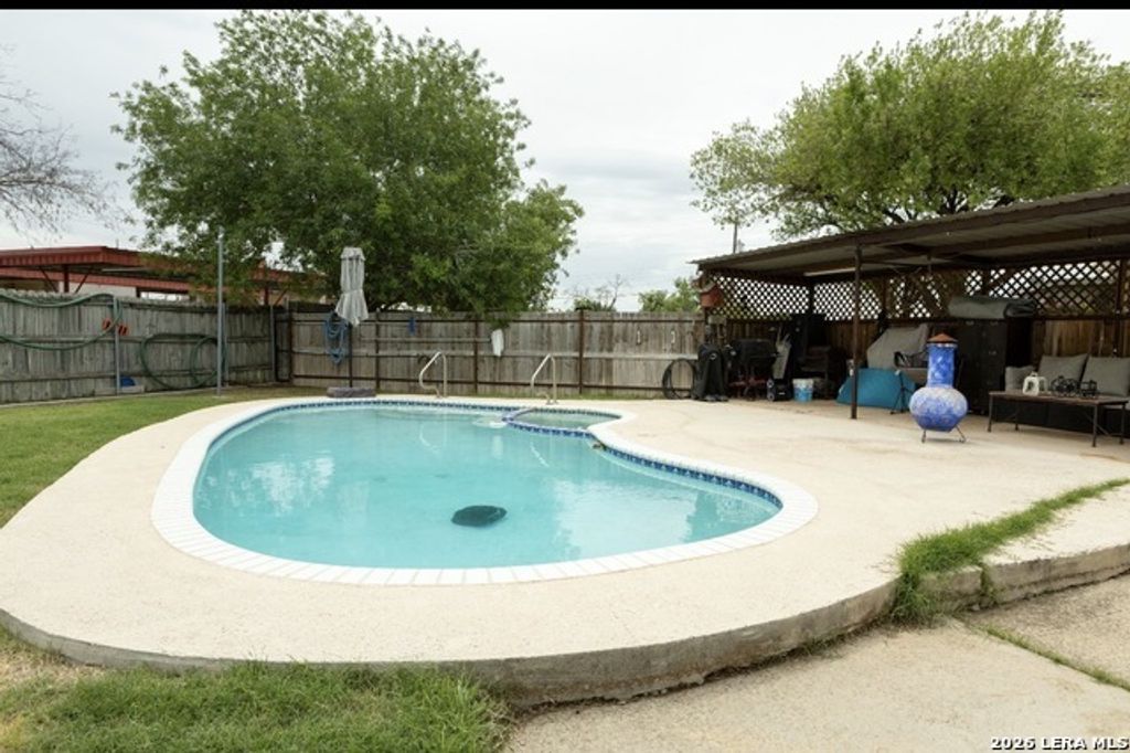 110 W Benton Ave, Devine