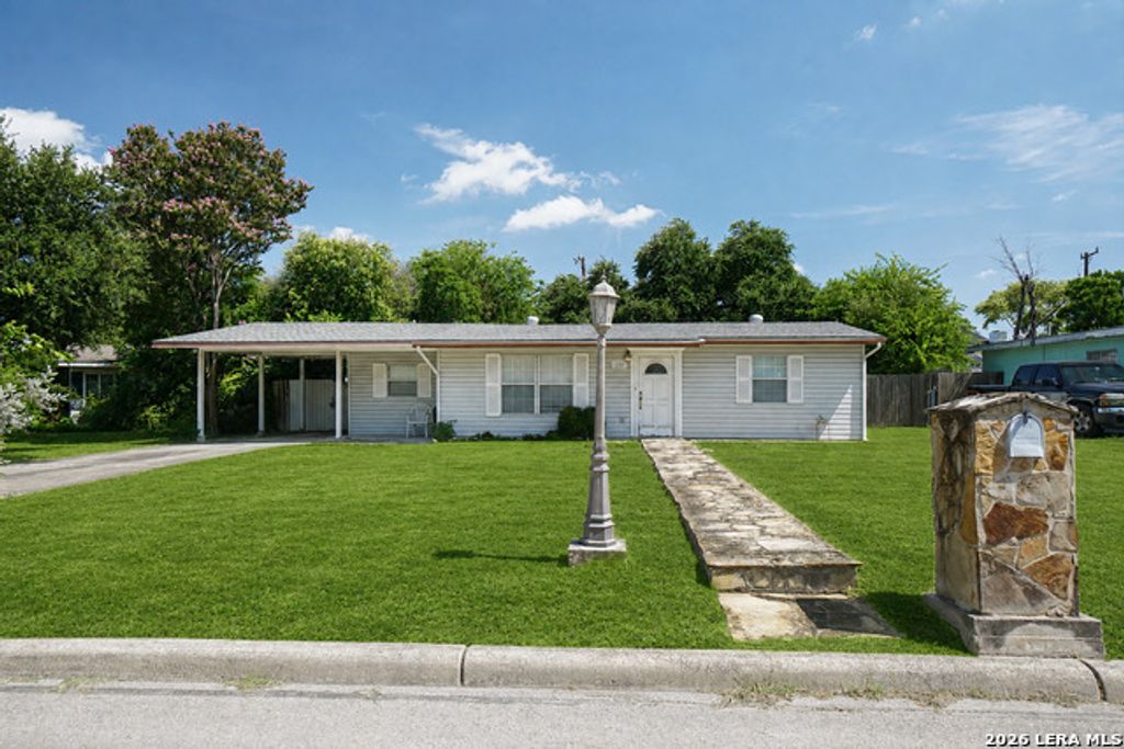 205 Weathercock Ln, Windcrest
