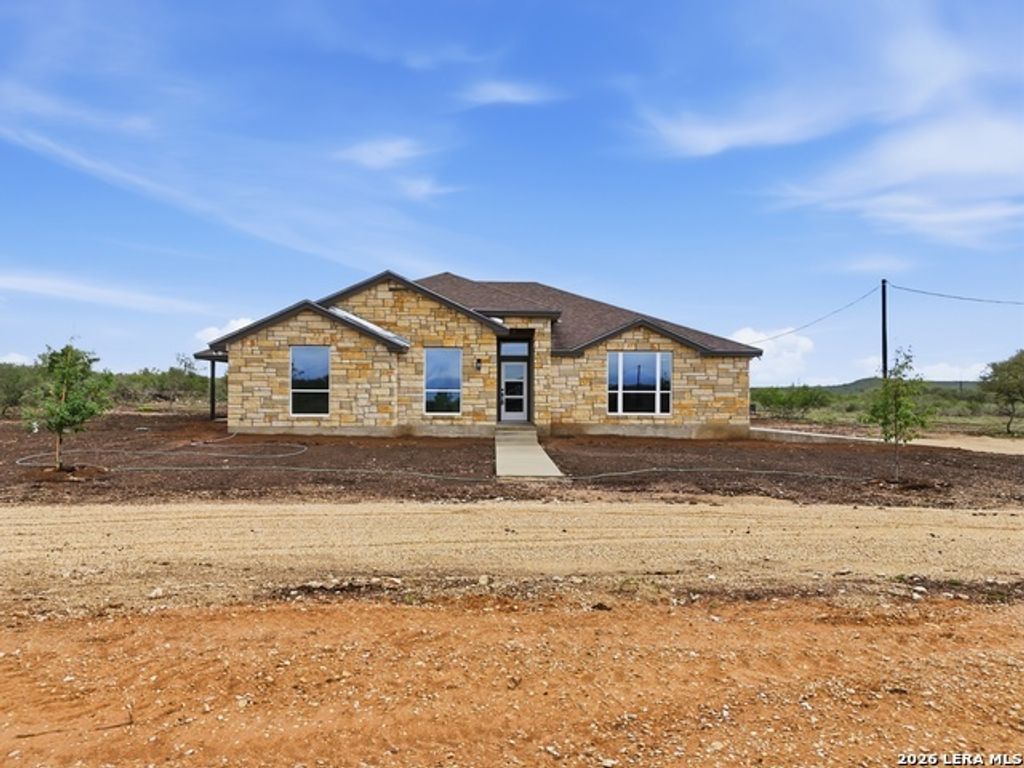 60 Friendship Hills, Uvalde