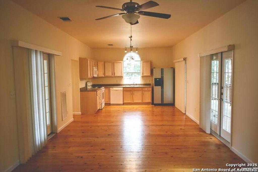 602b 10th, Bandera