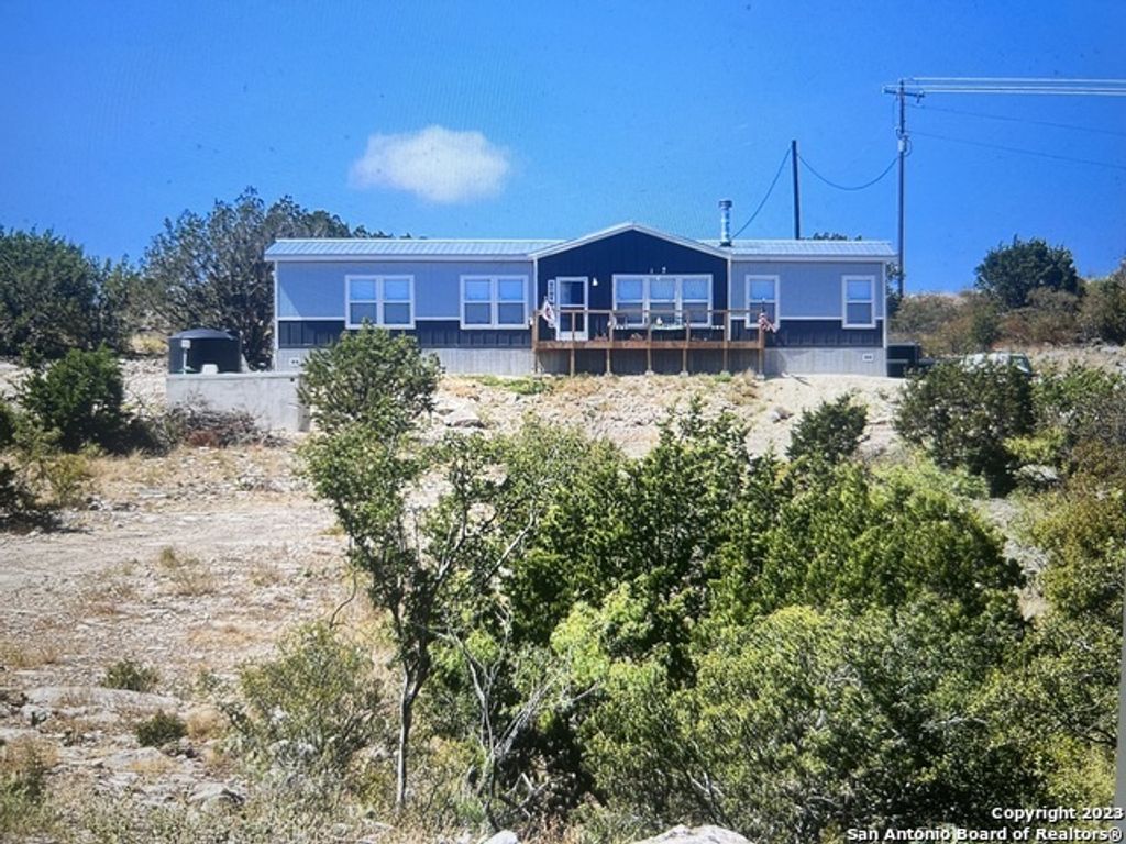 7687 County Road 450, Rocksprings