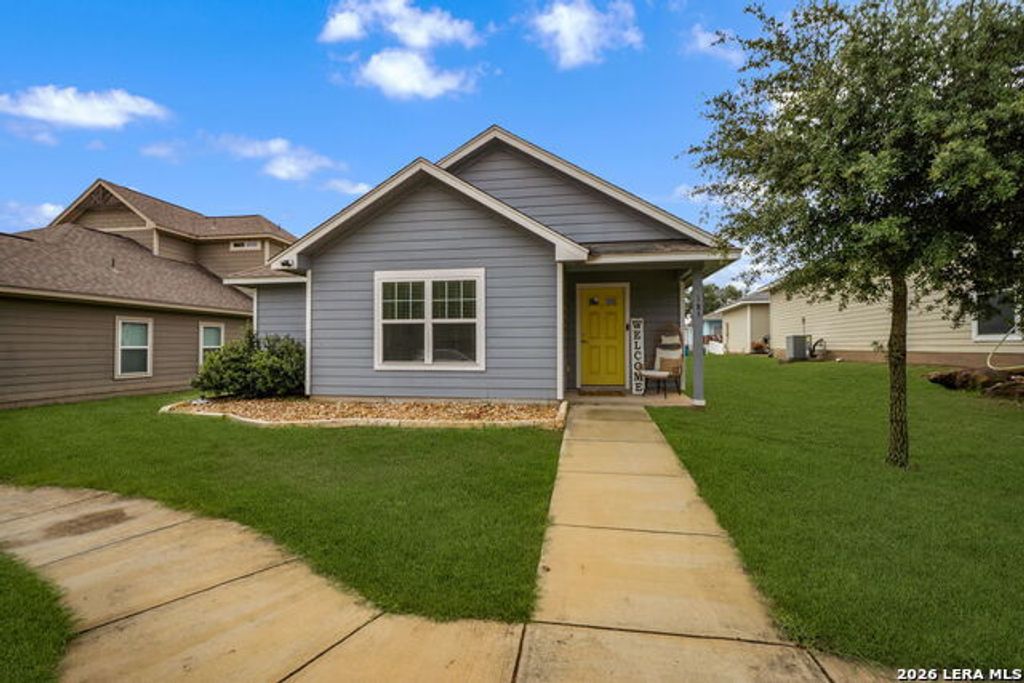 185 Lark Hill Rd, Floresville