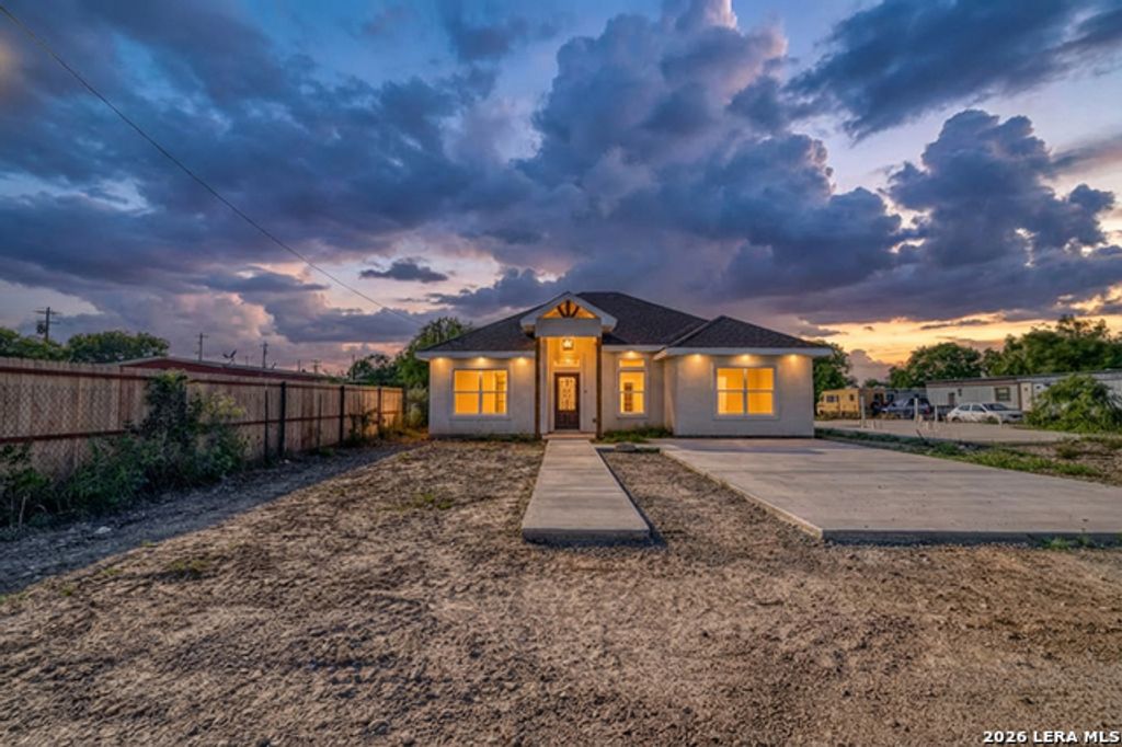39 Victoriano Ave, Eagle Pass