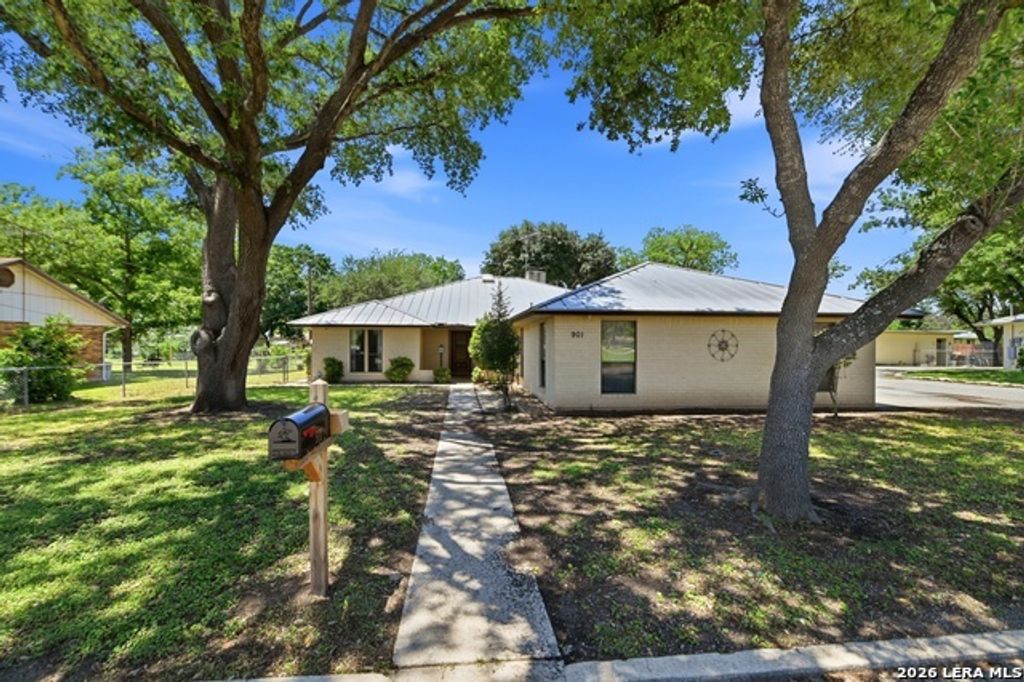 901 Gentilz, Castroville
