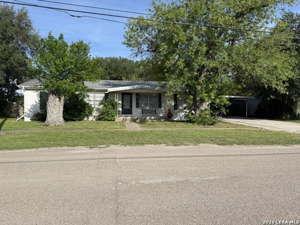 208 S Caves, Three Rivers