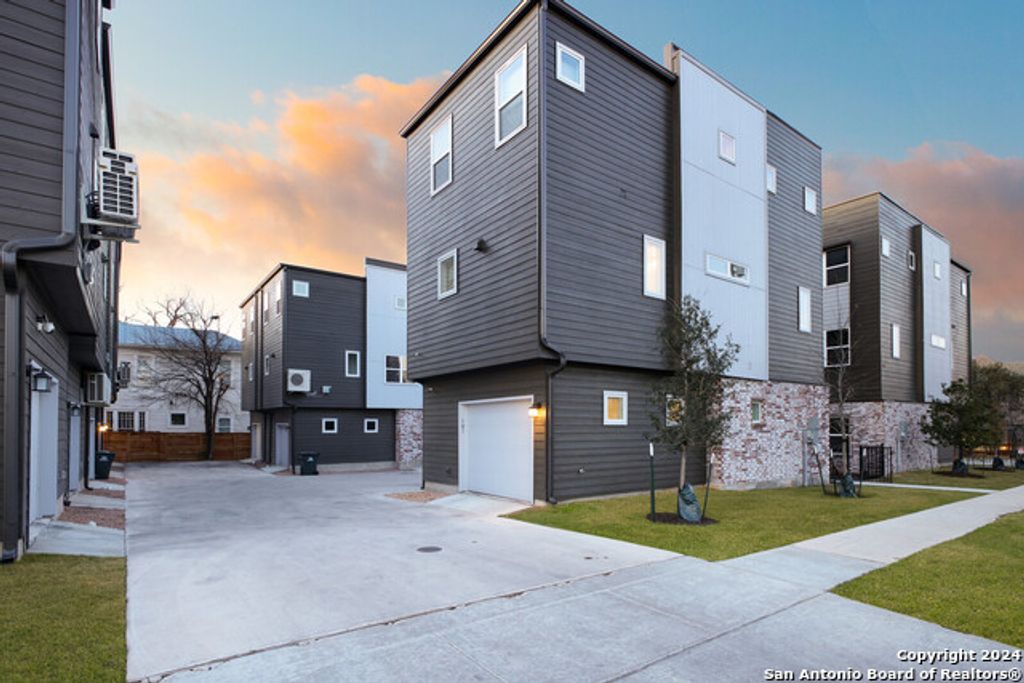 210 W Poplar St #101, San Antonio