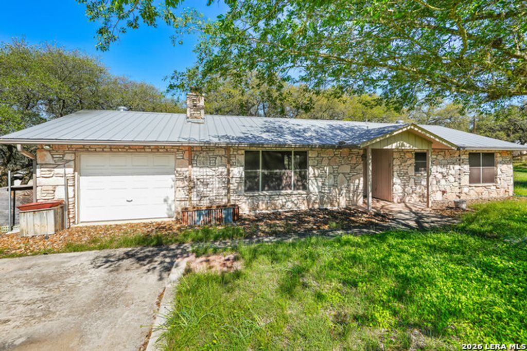 101 Diamond J Rd S, Pipe Creek