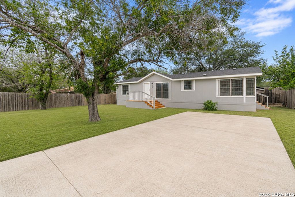 938 Patricia Ann Dr, Poteet