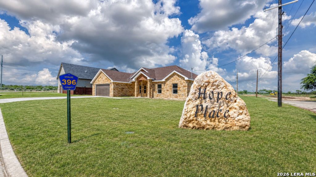 2 Hope Pl, Uvalde