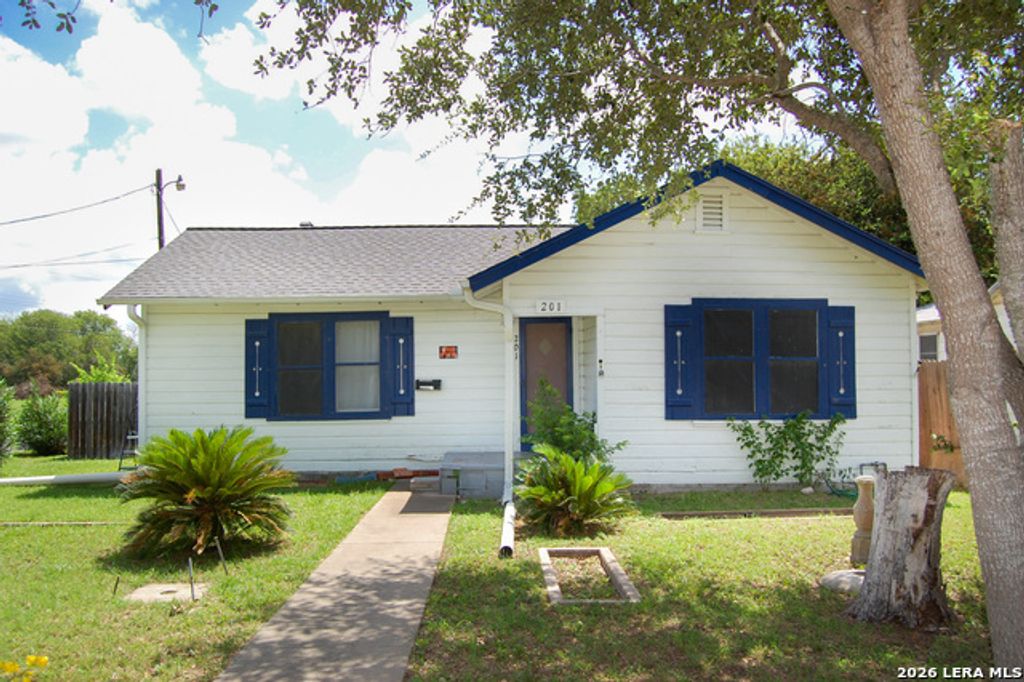 201 S Alta Vista St, Beeville