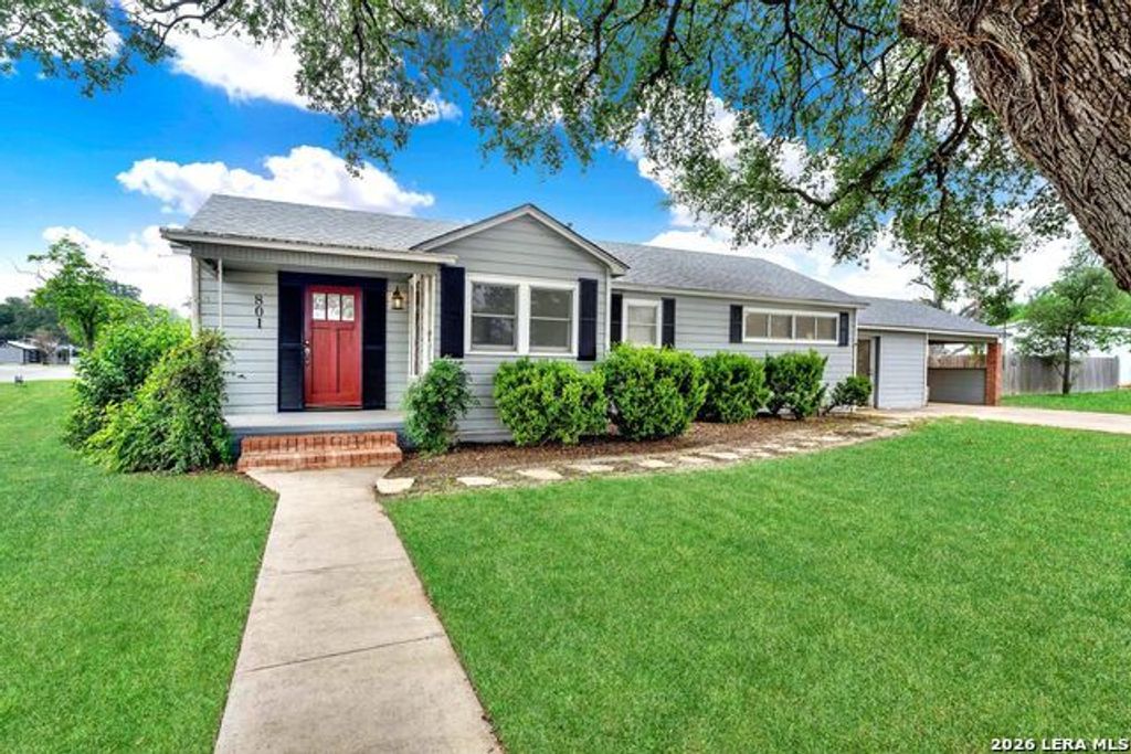 801 26th St, Hondo