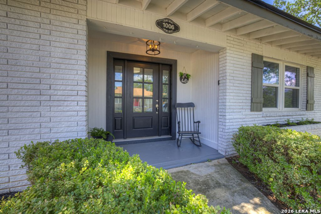 1006 Pecan, Floresville