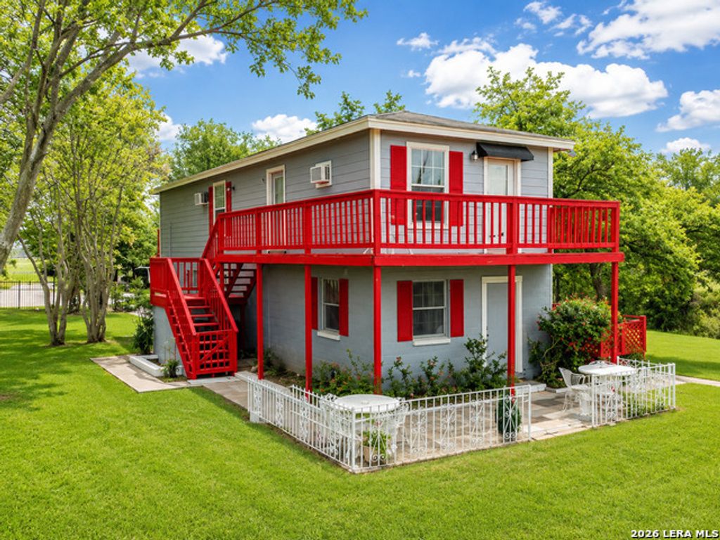 826 Lakeshore Dr S, Bandera