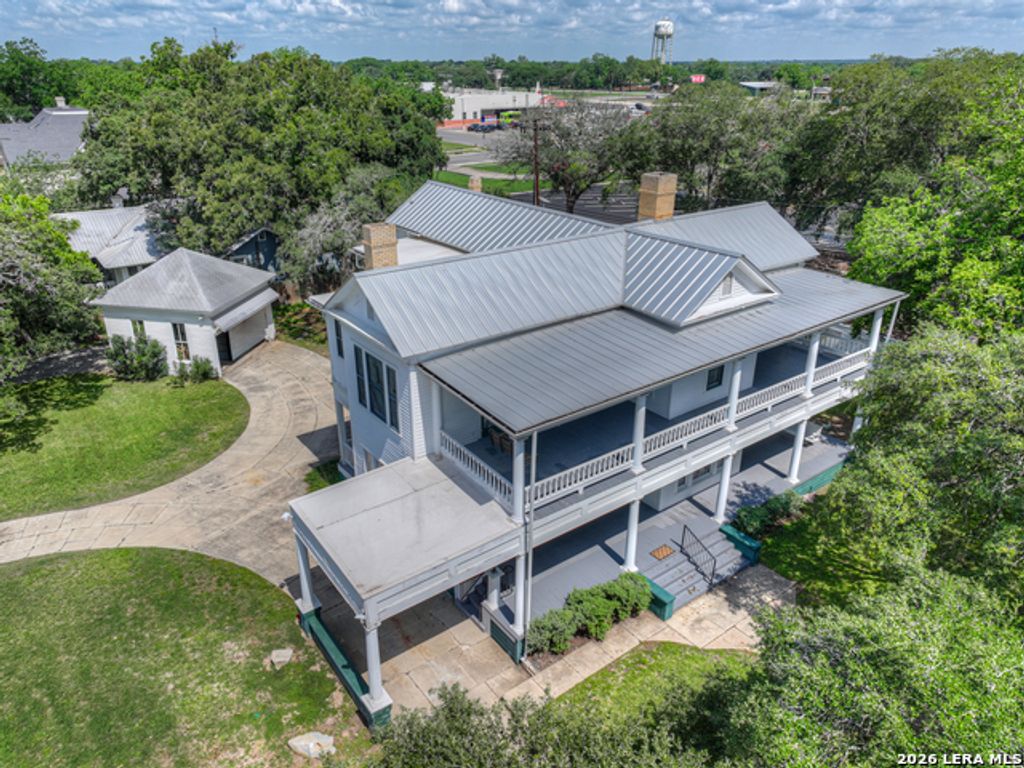 214 S Pecan Ave, Luling