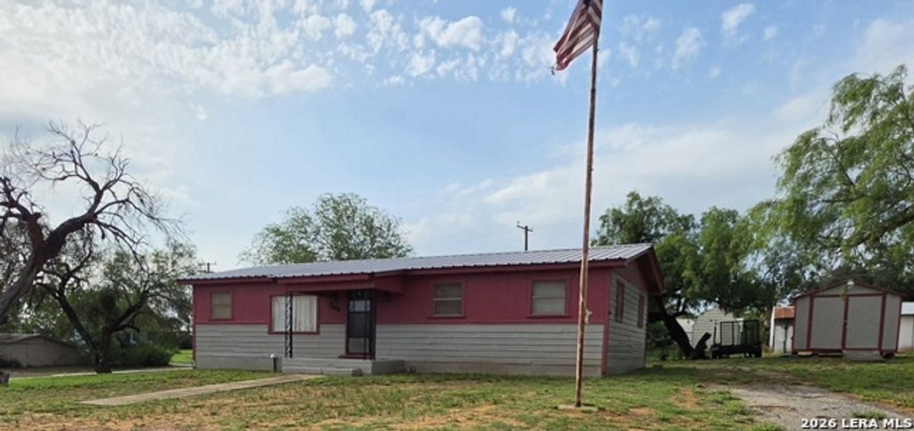 508 Nueces, Cotulla