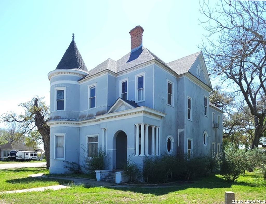 311 E Broadway St, Cuero