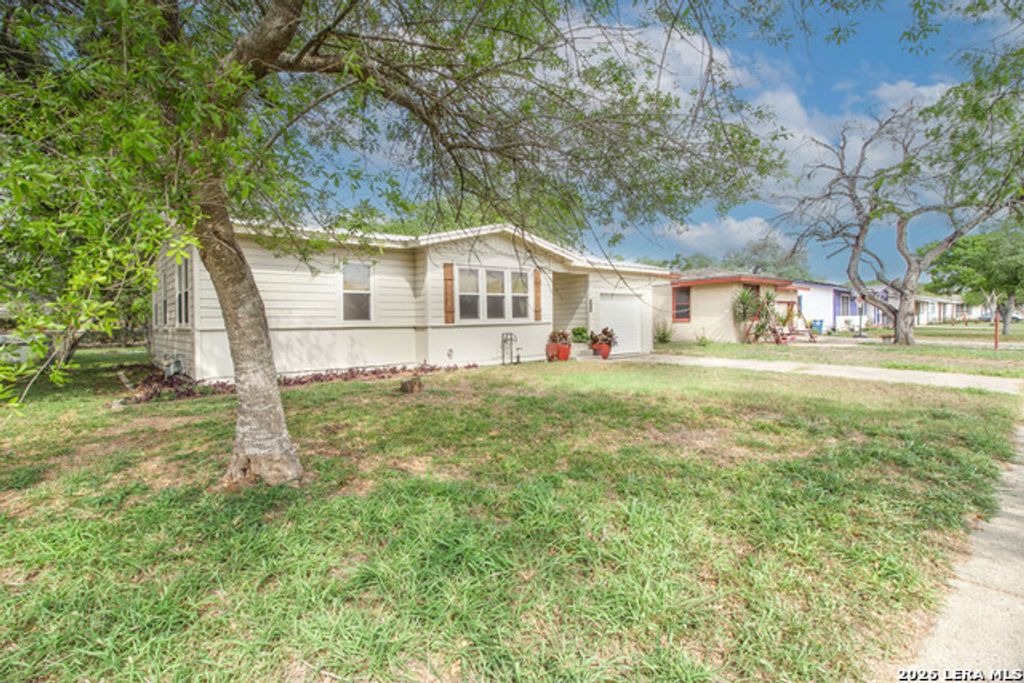 332 S Chiltipin St, Sinton