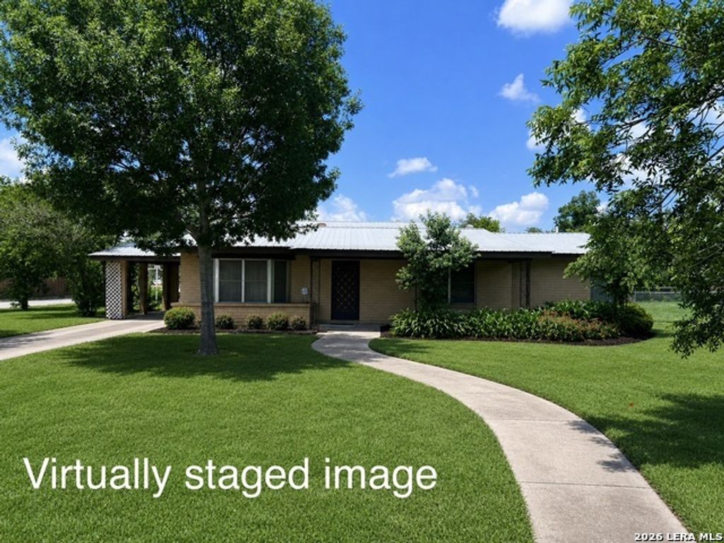 364 School Dr, Poteet