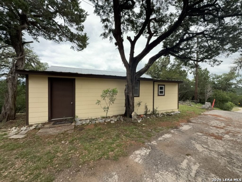184 Paradise Ln, Lakehills