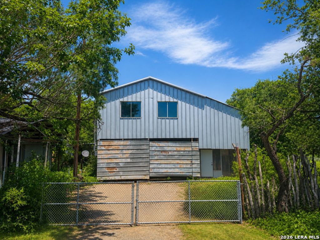 33 Jason Ave, Knippa