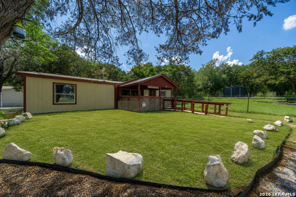 756 Northeast Dr, Bandera