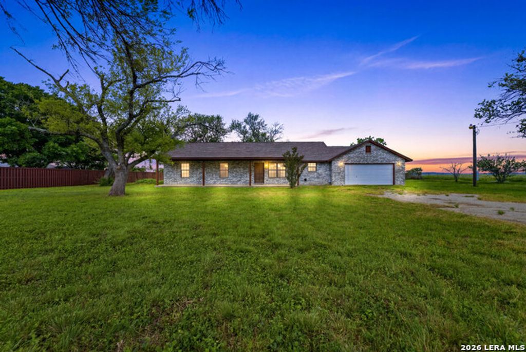 5745 Fm 471 N, Rio Medina